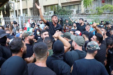 أنصار حركة أمل وحزب الله قرب قصر العدل في بيروت يوم 14 أكتوبر (رويترز)