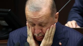 الليرة التركية تهوي بعد إقالة أردوغان مسؤولين في البنك المركزي