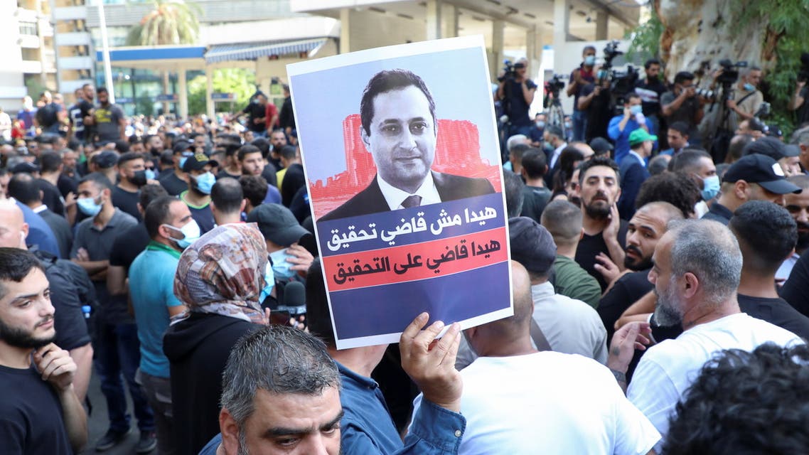 من احتجاج أنصار حزب الله وأمل أمام قصر العدل في بيروت (رويترز)