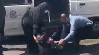 شاهد.. شرطة إيران تسحل وتعتقل امرأة لعدم ارتدائها الحجاب