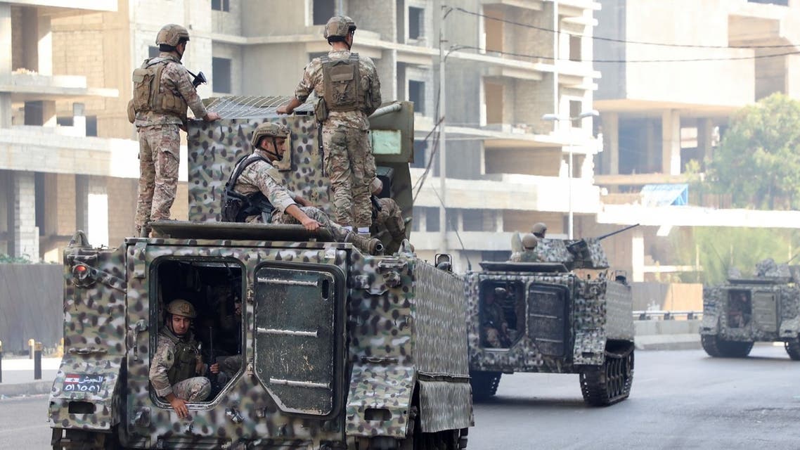 عناصر من الجيش اللبناني بموقع الاشتباكات في بيروت يوم 14 أكتوبر (رويترز)