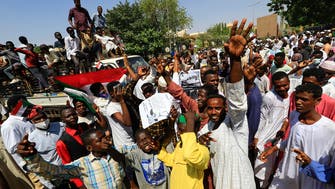 لليوم الثاني.. مئات السودانيين يعتصمون للمطالبة بسلطة عسكرية