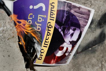 أنصار لحزب الله وأمل يتظاهرون ضد المحقق العدلي بانفجار بيروت القاضي طارق بيطار (أسوشييتد برس)
