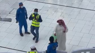 سعودی شہری کی طرف سے مسجد حرام کے ملازمین میں نقد رقوم کی تقسیم