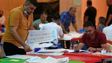 من عمليات الفرز في الانتخابات العراقية (فرانس برس)