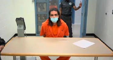 صعب المسترسل الشعر، يجلس منتظرا مثوله أمس الاثنين أمام قاض في فلوريدا
