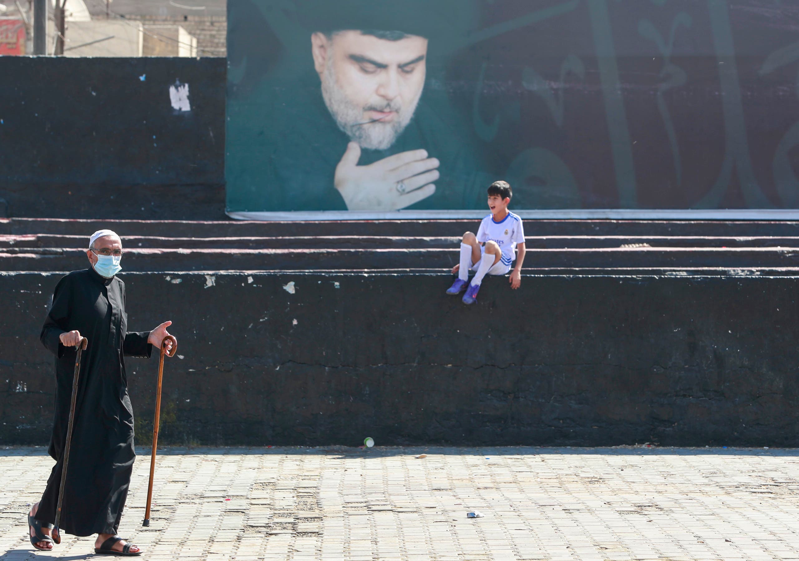 صورة لمقتدى الصدر في مدينة الصدر بغداد (فرانس برس)