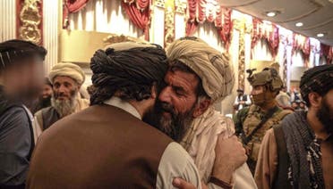 صورة نشرها المتحدث باسم وزارة داخلية طالبان سعيد خوستي من لقاء حقاني بأسر الانتحاريين