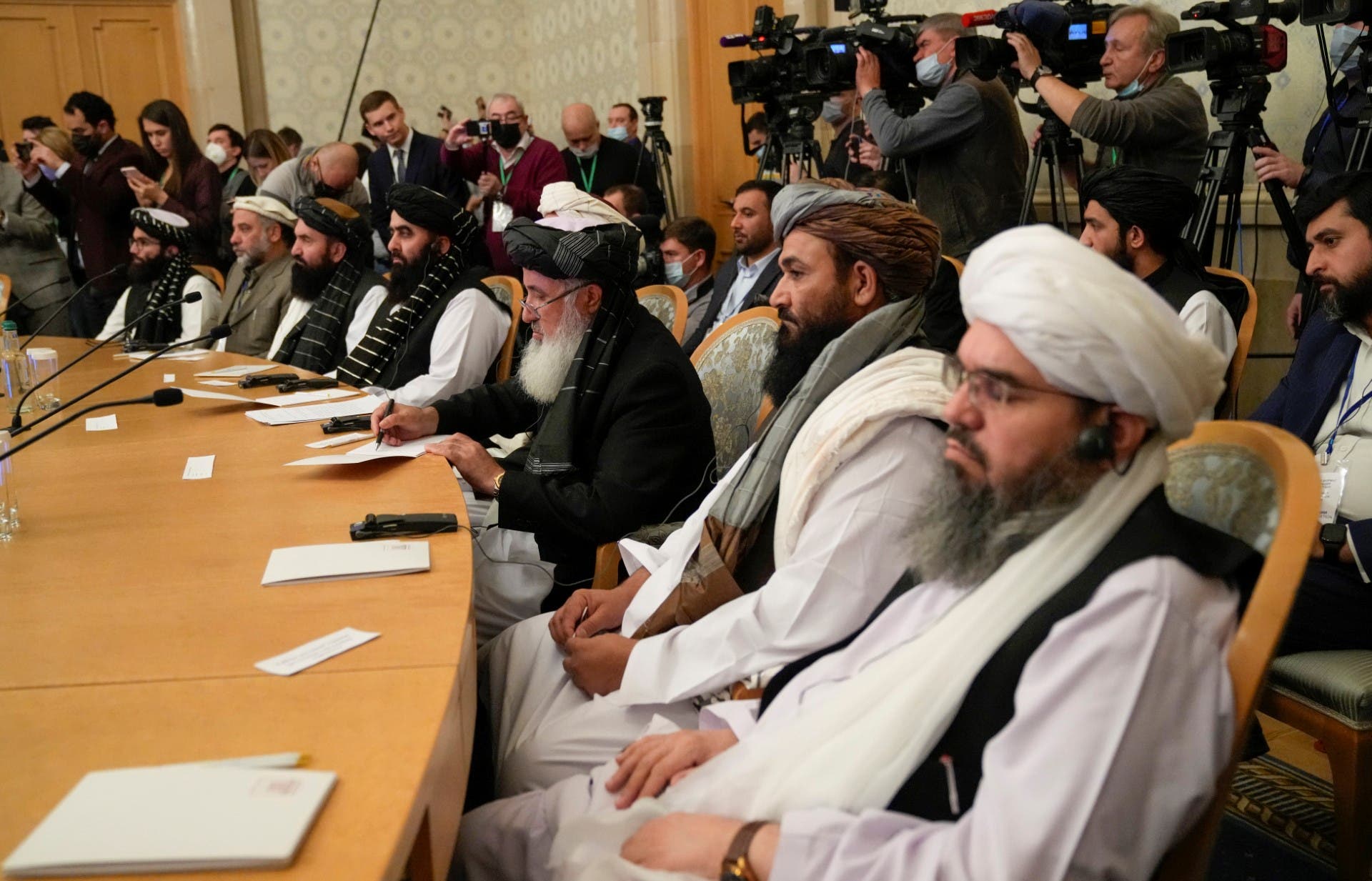 وفد طالبان مشاركاً في محادثات صيغة موسكو (فرانس برس)