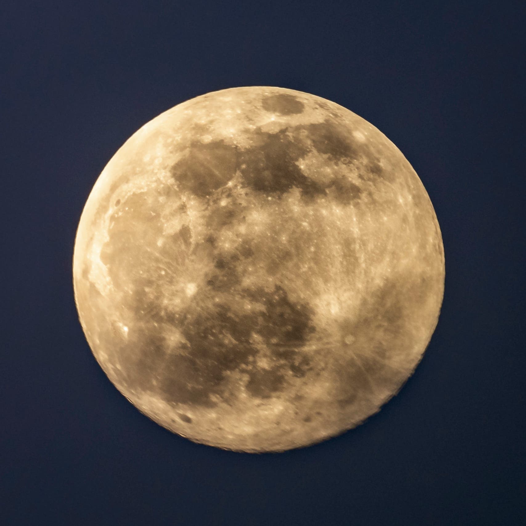 دراسة تكشف مفاجأة مثيرة عن القمر.. ما هي؟