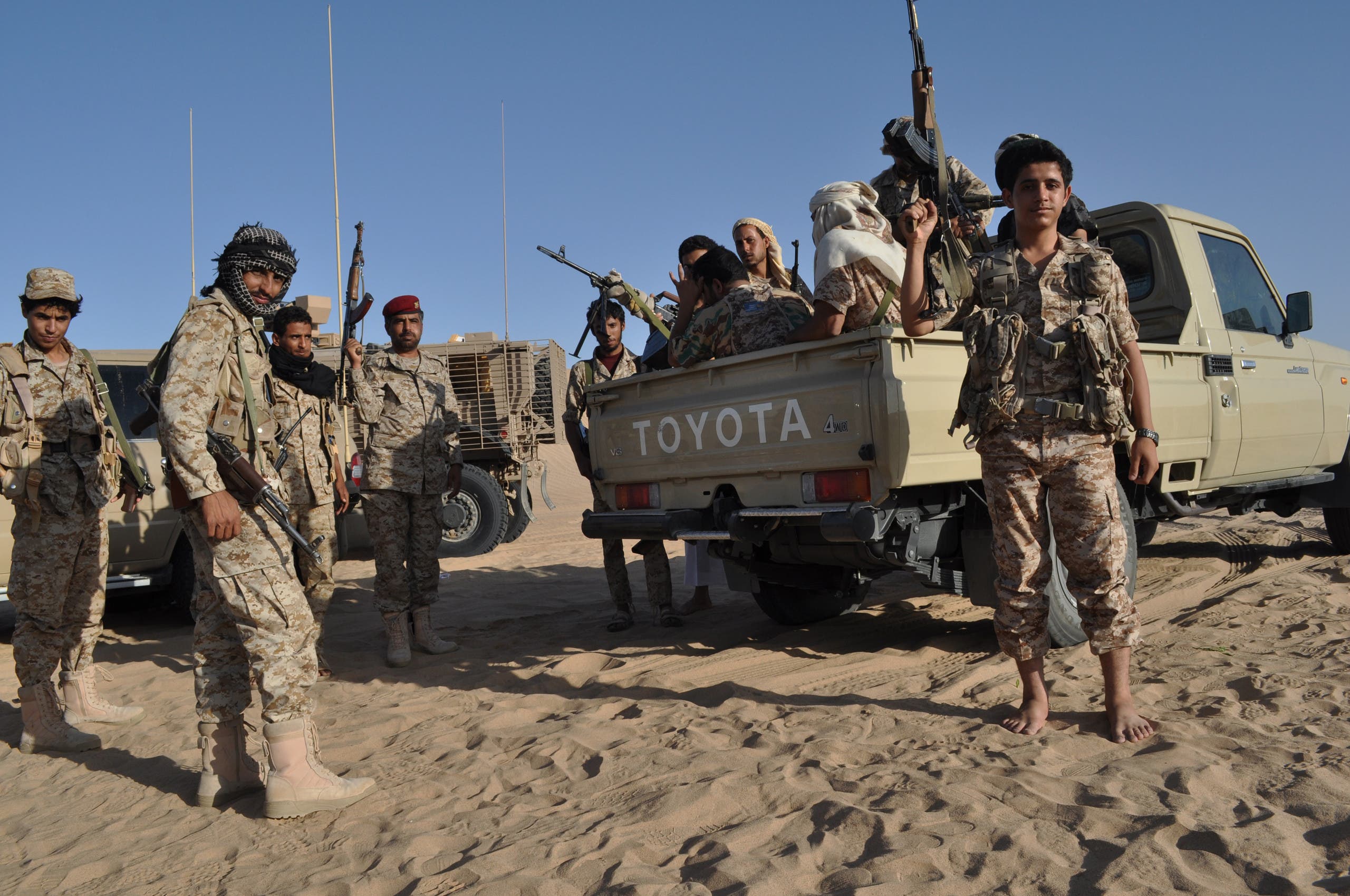 عناصر من الجيش اليمني والمقاومة الشعبية في مأرب (أرشيفية- أسوشييتد برس)