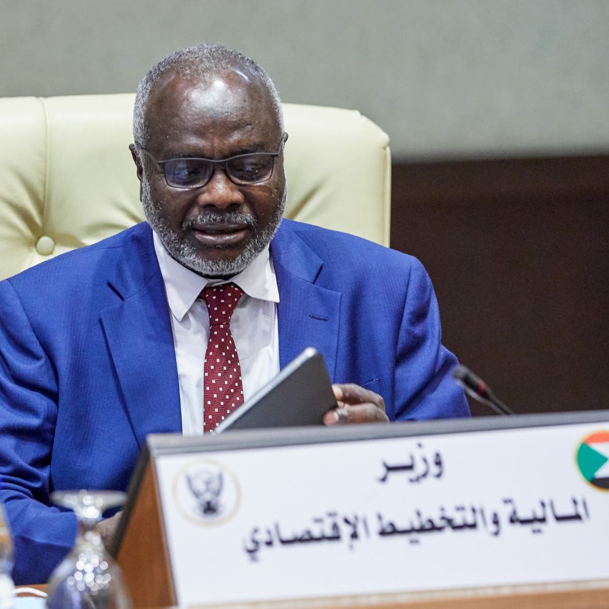 وزير المالية في السودان:نطالب بحل الحكومة لتجنب الكارثة