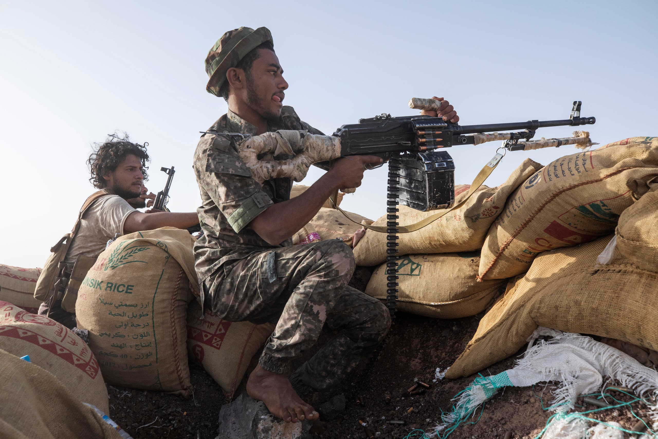عناصر من الجيش اليمني والمقاومة الشعبية في مأرب (أرشيفية من أسوشييتد برس)