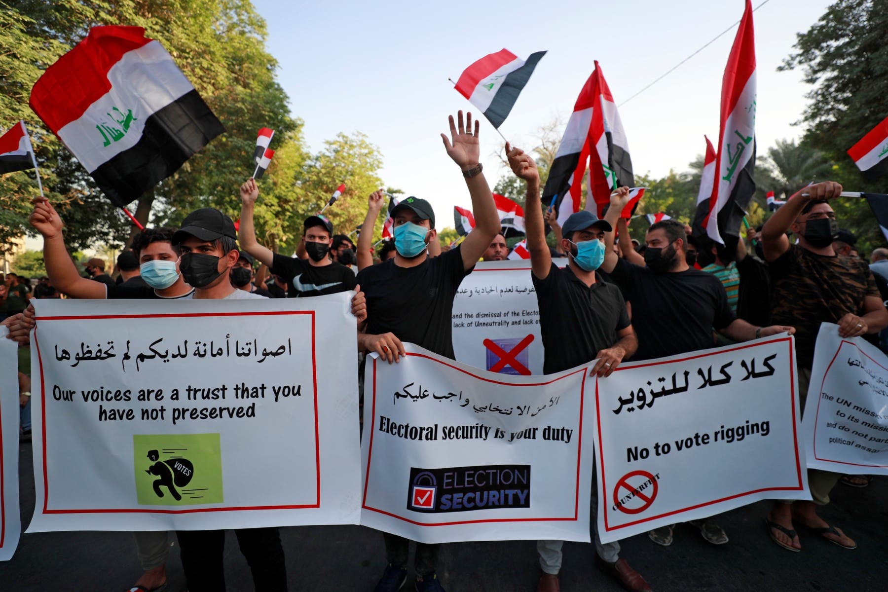من تظاهرة لأنصار الحشد ضد الانتخابات النيابية في العراق (فرانس برس)