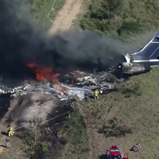 جميع ركابها نجوا.. فيديو لطائرة تسقط وتلتهمها النيران