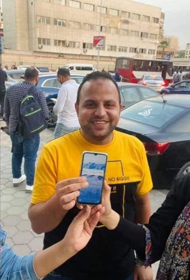 الصحافي وقد عاد إليه هاتفه