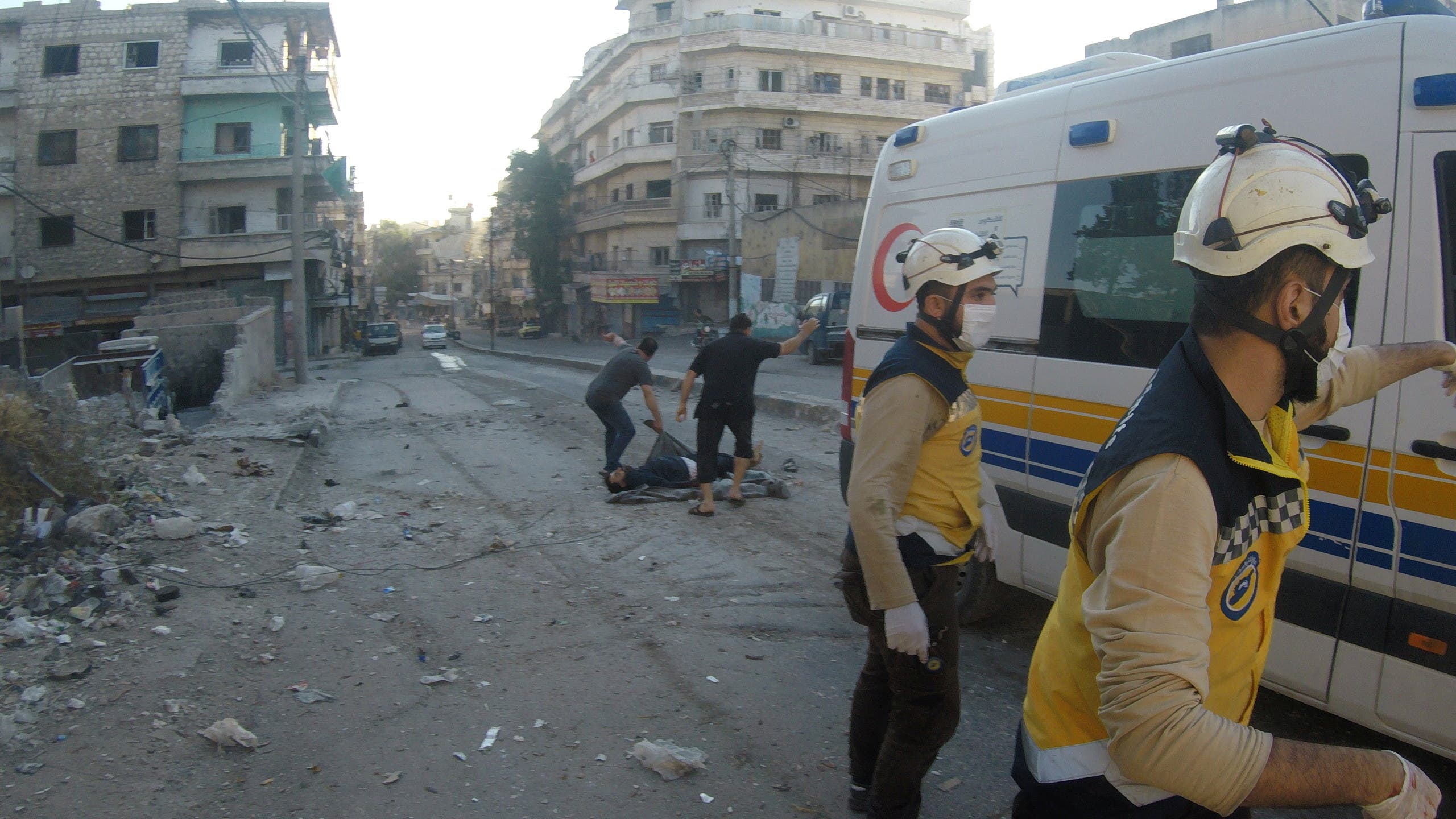 نقل ضحايا إثر قصف الجيش السوري على إدلب أمس