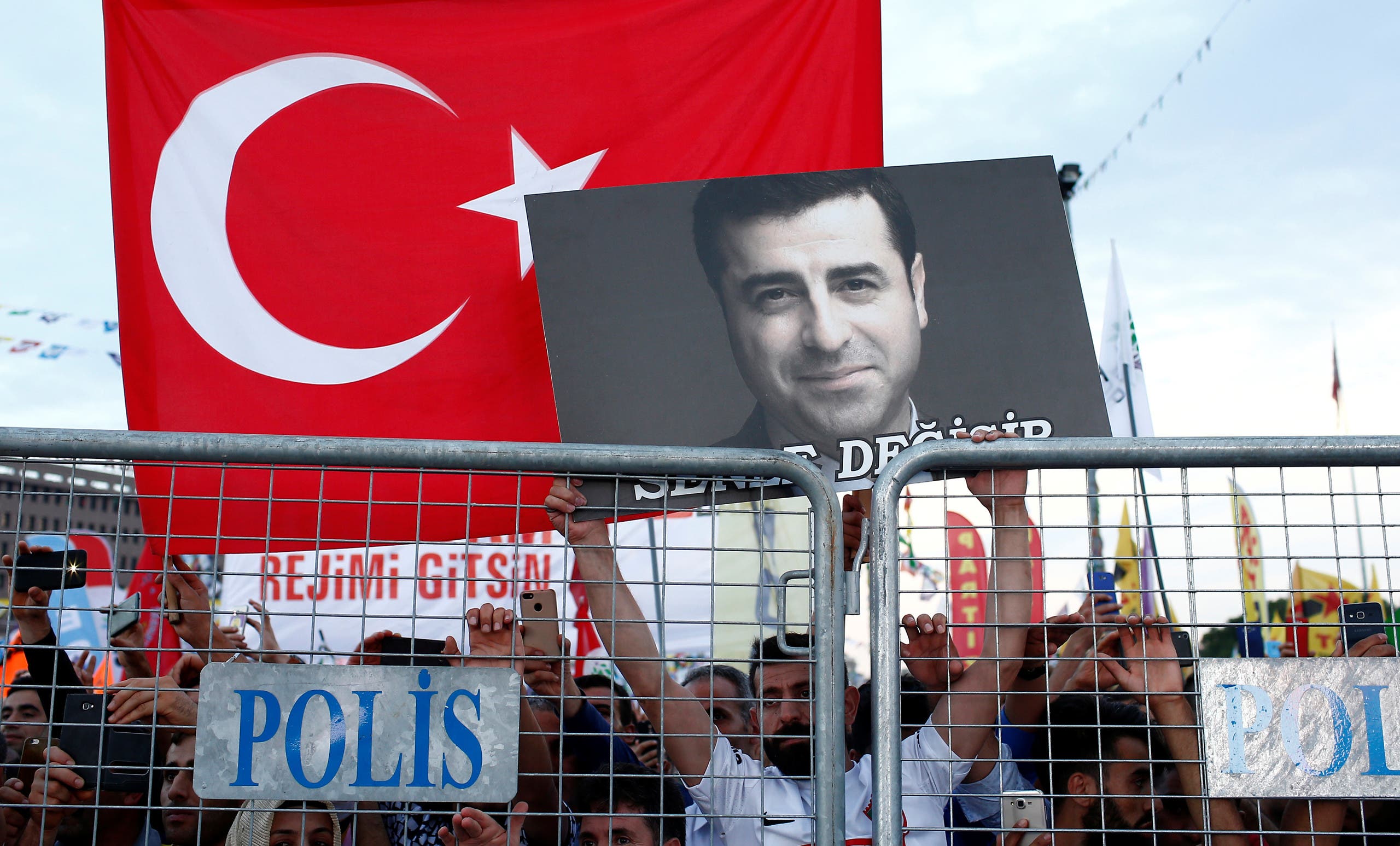 رفع صورة صلاح الدين دميرتاش خلال مظاهرة في اسطنبول في 2018 