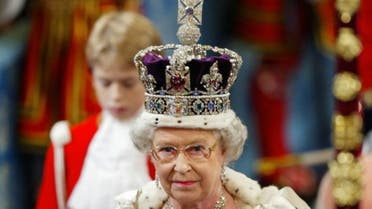 Britain's Queen Elizabeth II, wearing the Imperial Crown, walks in procession through The Royal Gallery on her way to give her speech during the ceremonial state opening of Parliament in London 13 November 2002. (File photo: AFP)