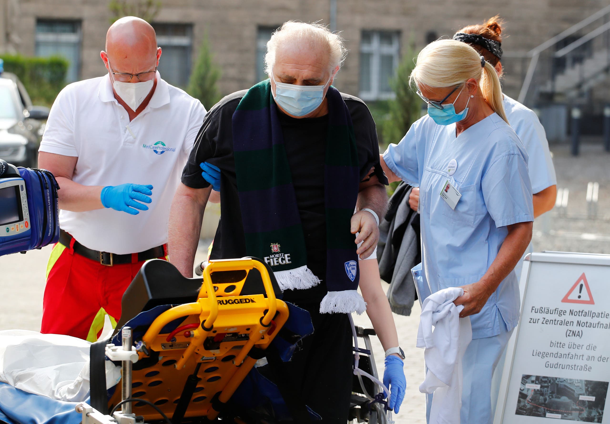 مسن يخرج من مستشفى بإيطاليا بعد علاجه من كورونا في مايو 2020