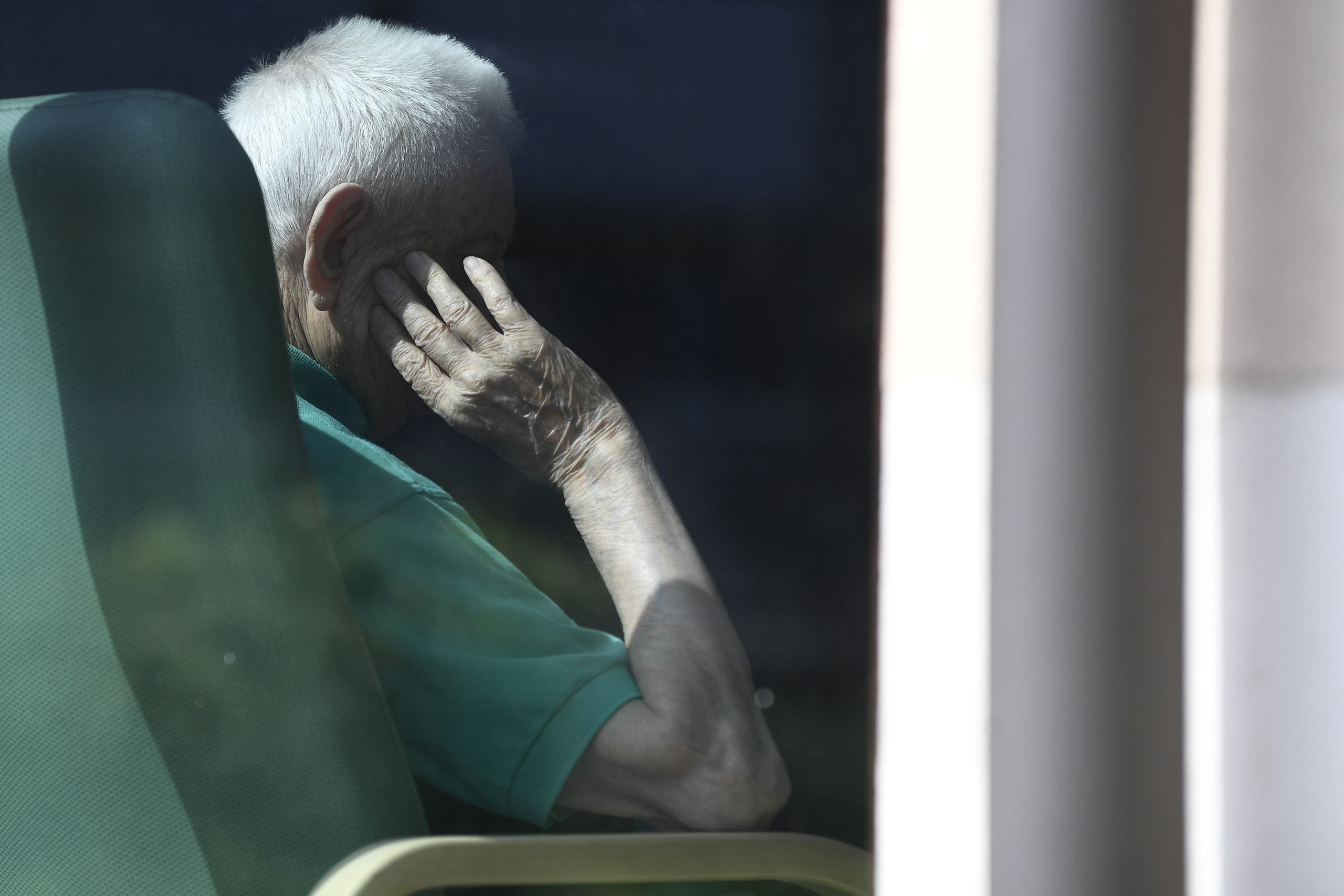 مسن يجلس وحيداً في دار مسنين بإيطاليا أوج موجة كورونا في ربيع عام 2020