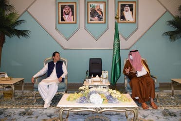  مدینہ کے ڈپٹی گورنر سعود بن خالد الفیصل نے عمران خان اور ان کے وفد کا  استقبال کیا