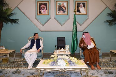 مدینہ کے ڈپٹی گورنر سعود بن خالد الفیصل نے عمران خان اور ان کے وفد کا استقبال کیا