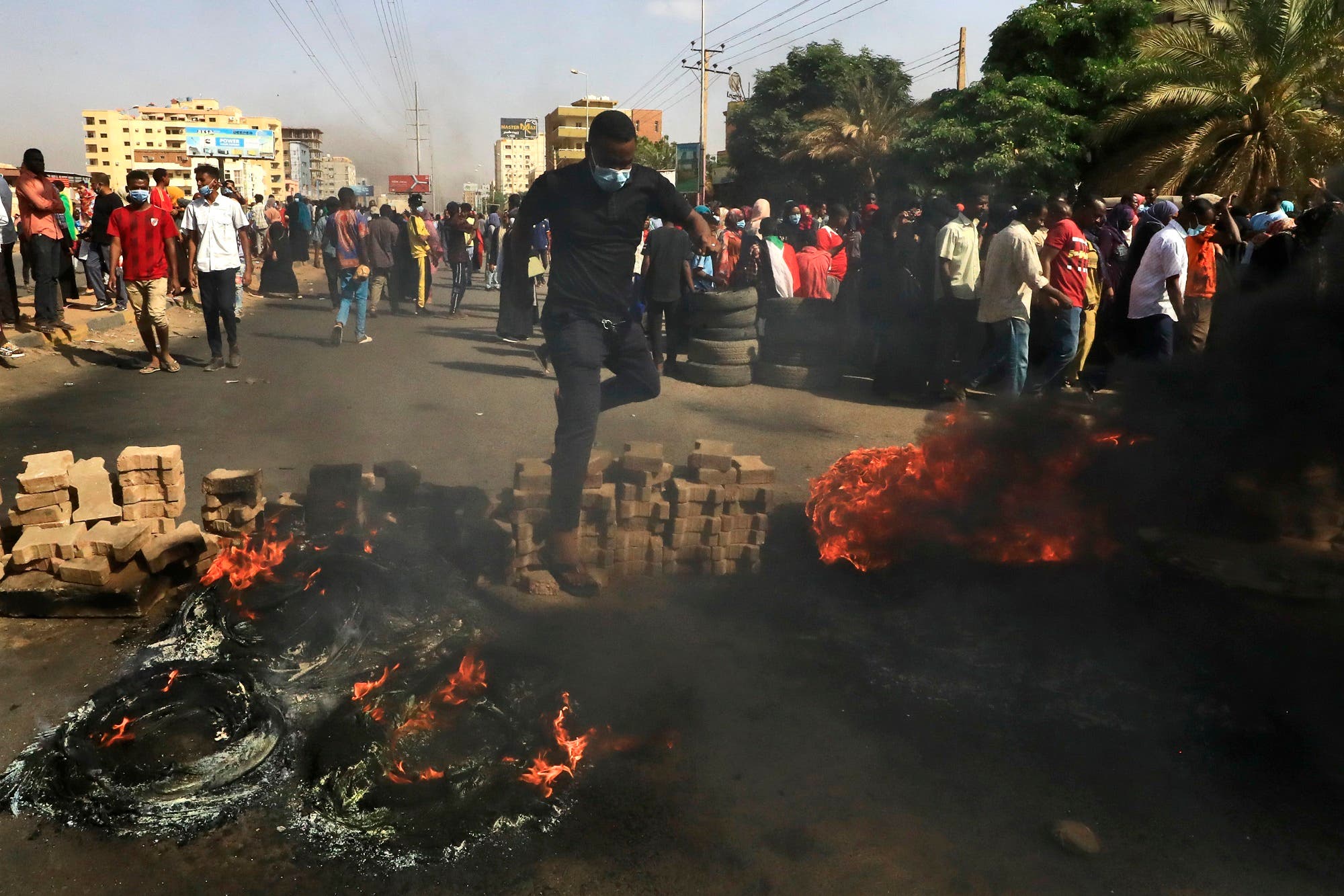 متظاهرون سودانيون أثناء احتشادهم في شارع الستين بالخرطوم يوم 25 أكتوبر (فرانس برس)