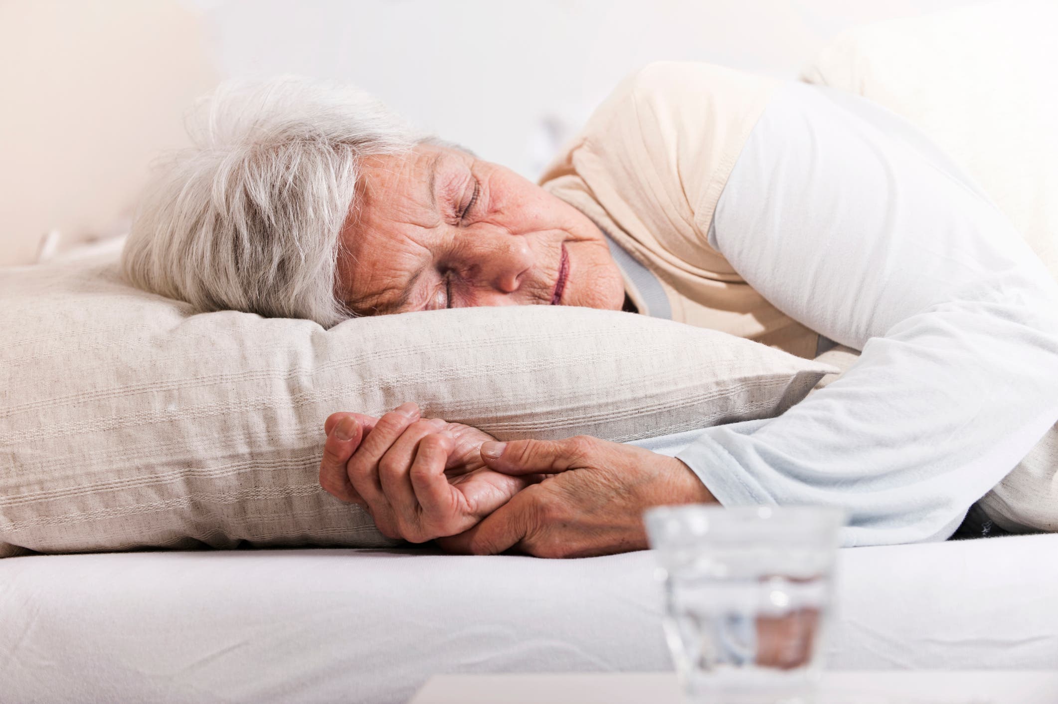 Пожилые мало спят. Сон в пожилом возрасте. Бессонница у пожилых. Сон пожилых.