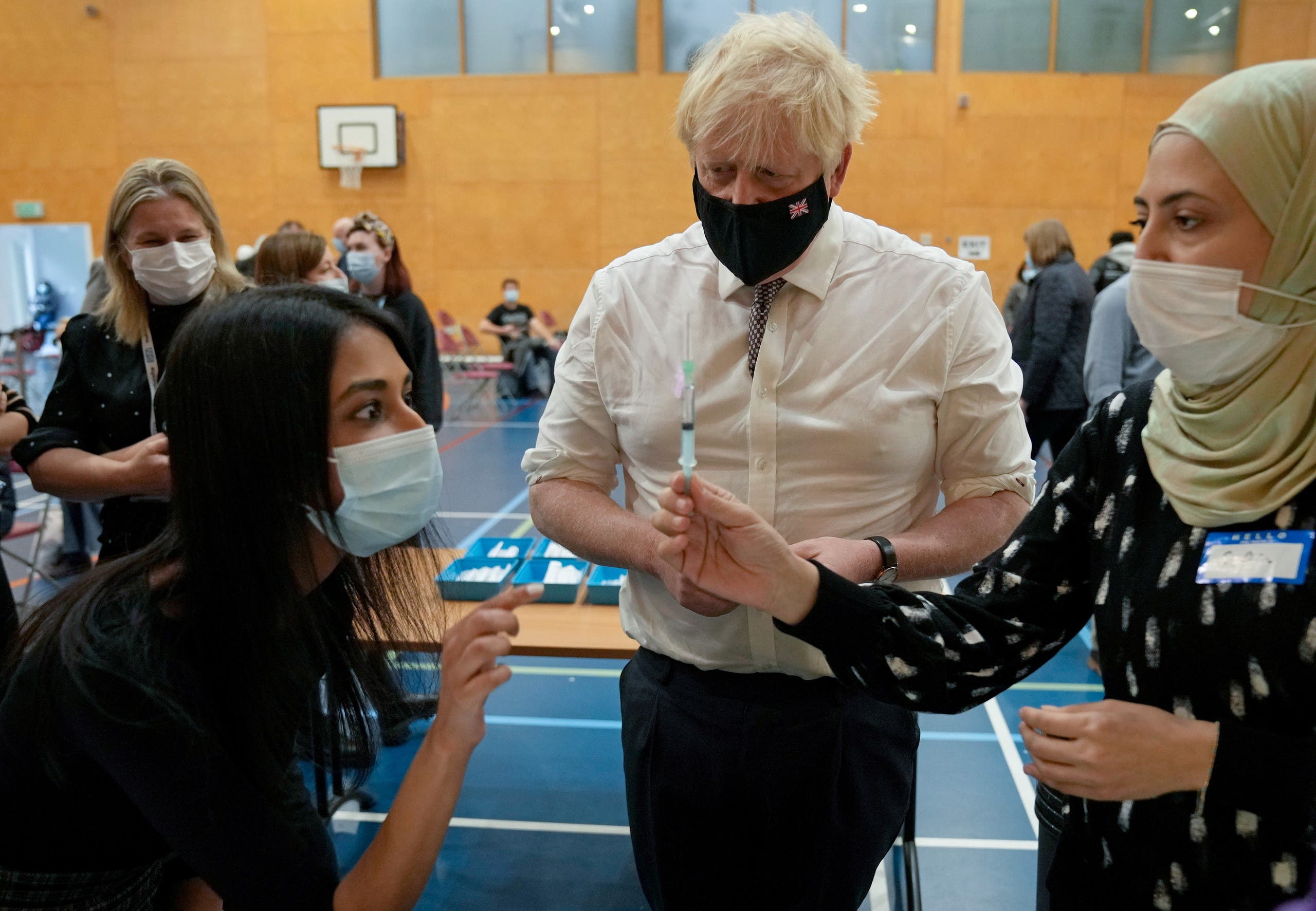 رئيس الوزراء البريطاني بوريس جونسون يزور أحد مراكز التطعيم ضد كورونا