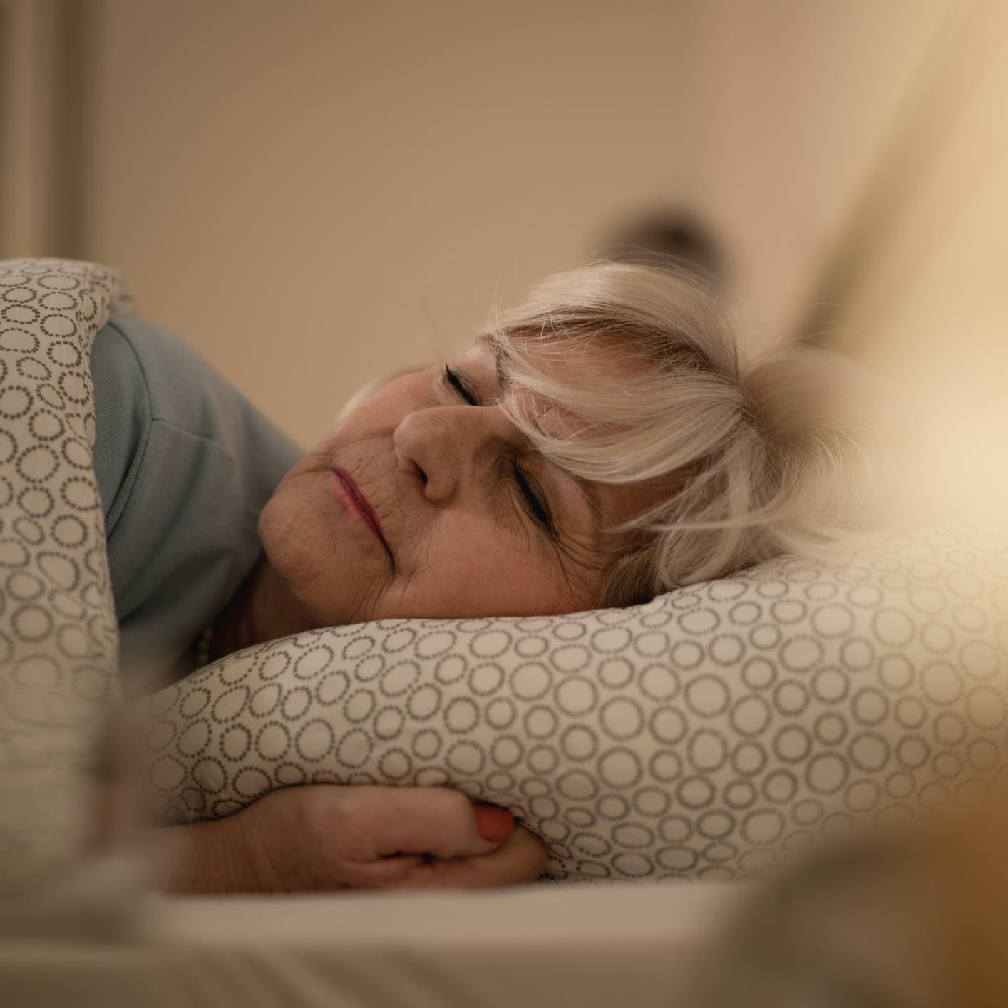 مفاجأة.. زيادة النوم أو نقصانه قد يصيبك بالزهايمر!