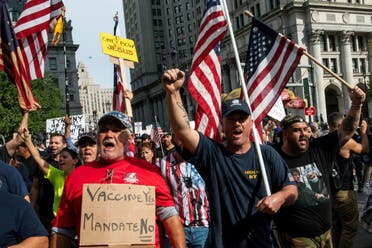 عمال معارضون لإلزامية التطعيم ضد كورونا في أميركا
