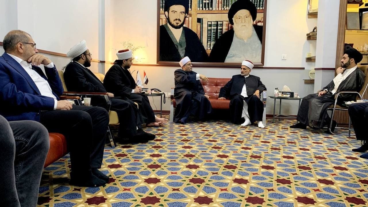 دیدار جمعی از علمای مسلمان از کتابخانه امام خویی در نجف
