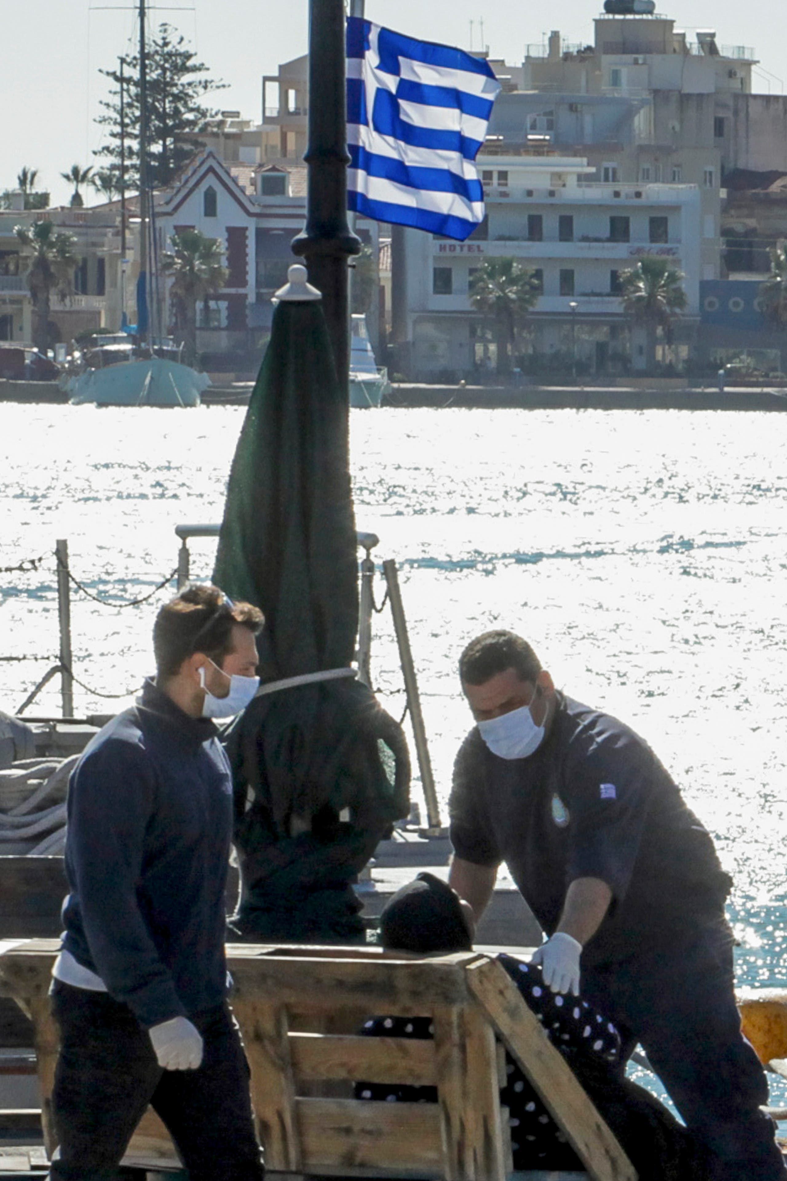 خفر السواحل اليوناني يساعد ناجية بعد وصولها إلى ميناء خيوس