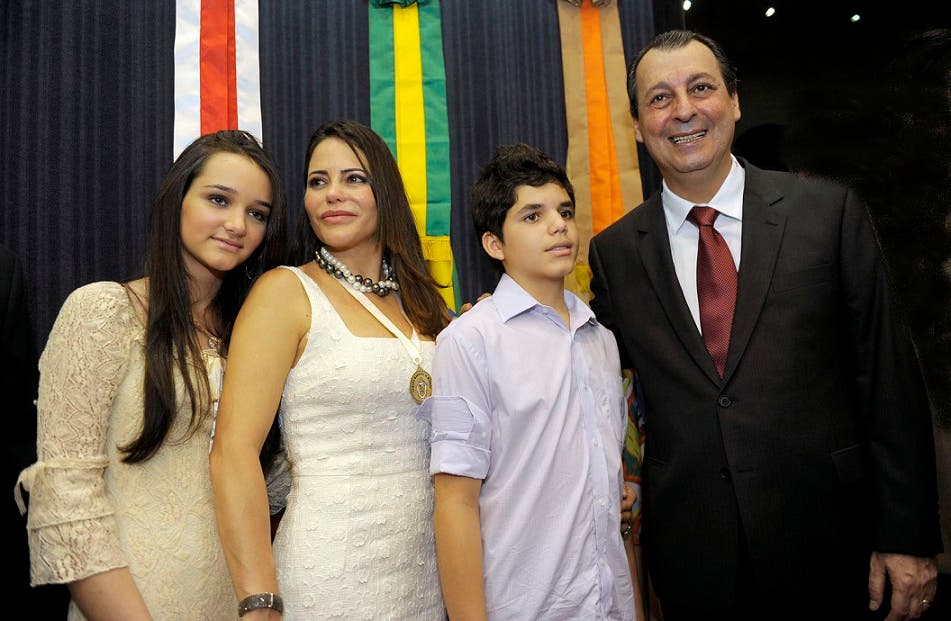 عمر عزيز، مع زوجته اللبنانية الأصل نجمة جمعة، واثنين من أبنائهما الثلاثة