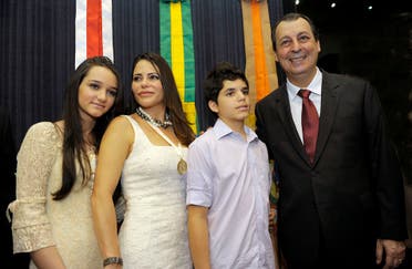 عمر عزيز، مع زوجته اللبنانية الأصل نجمة جمعة، واثنين من أبنائهما الثلاثة