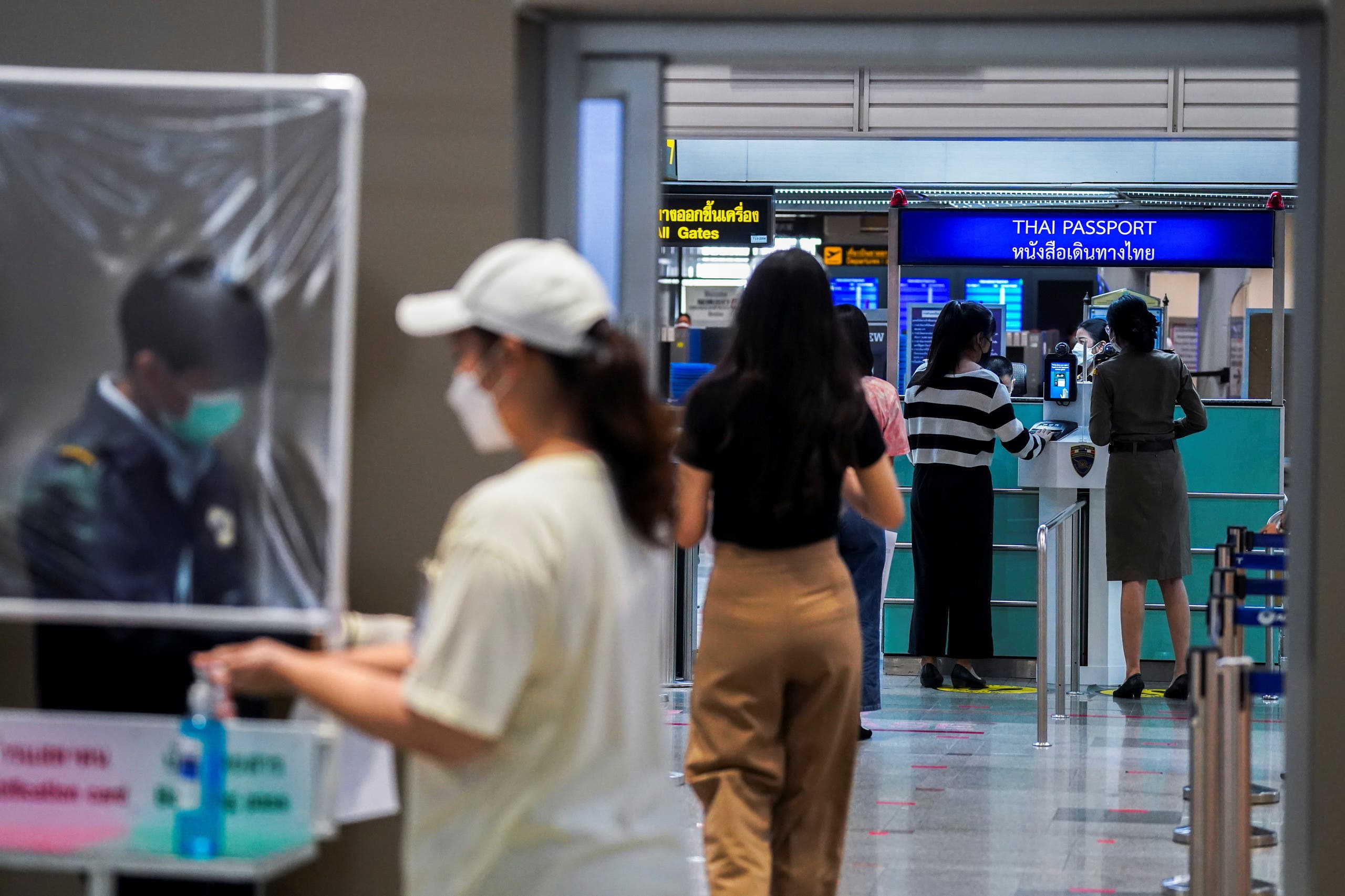 Masks and plastic barriers at Bangkok airport to avoid the spread of Corona