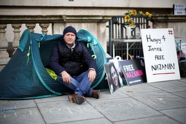 زوج راتكليف يتظاهر في أكتوبر الماضي أمام الوزارة الخارجية البريطانية في لندن