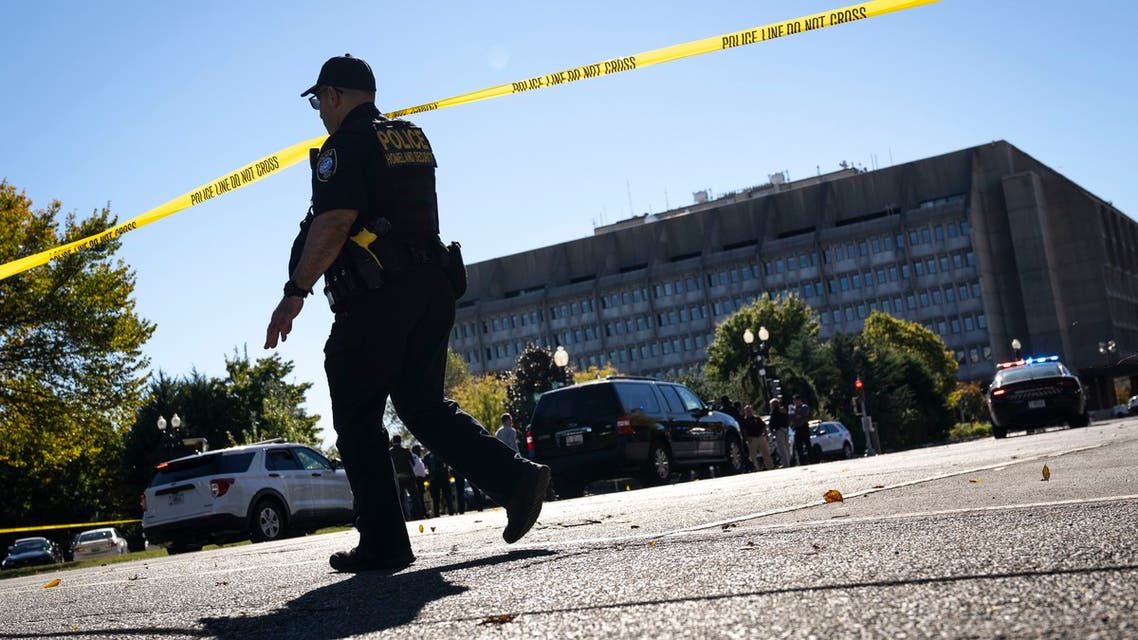 WASHINGTON, DC - OCTOBER 27: Law enforcement officers from multiple agencies respond after the Department of Health and Human Services building received a bomb threat on October 27, 2021 in Washington, DC. The headquarters for the U.S. Department of Health and Human Services was evacuated Wednesday morning after bomb threat. Drew Angerer/Getty Images/AFP (Photo by Drew Angerer / GETTY IMAGES NORTH AMERICA / Getty Images via AFP)