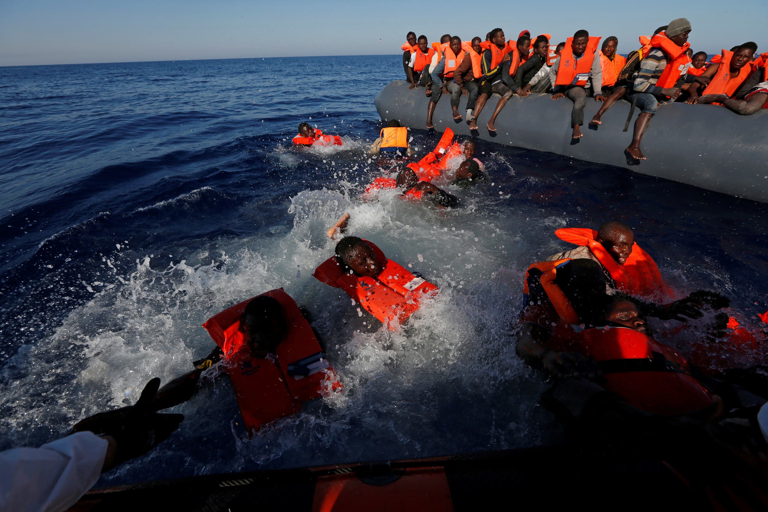 إنقاذ مهاجرين أفارقة في البحر المتوسط إثر غرق قاربهم بعد انطلاقهم من الزاوية (أرشيفية) 