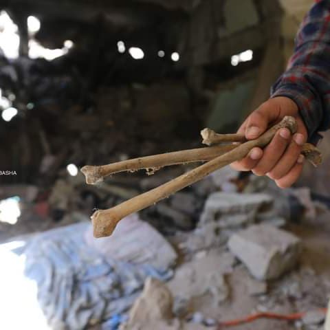صور ولا أبشع.. الحوثي دفن ضحية في ركام منزله وابتز عائلته