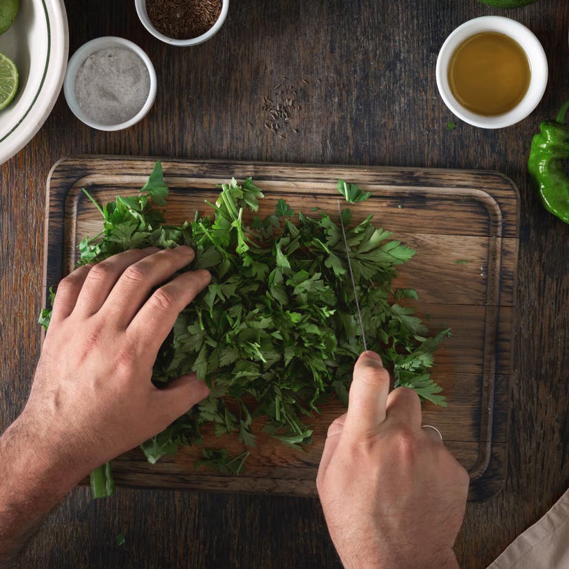 أوراق خضراء من مطبخك.. 7 فوائد للقلب والمعدة والمناعة