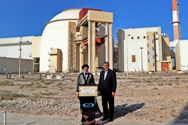 الرئيس الإيراني ابراهيم رئيسي أمام مفاعل بوشهر النووي (أرشيفية- فرانس برس)