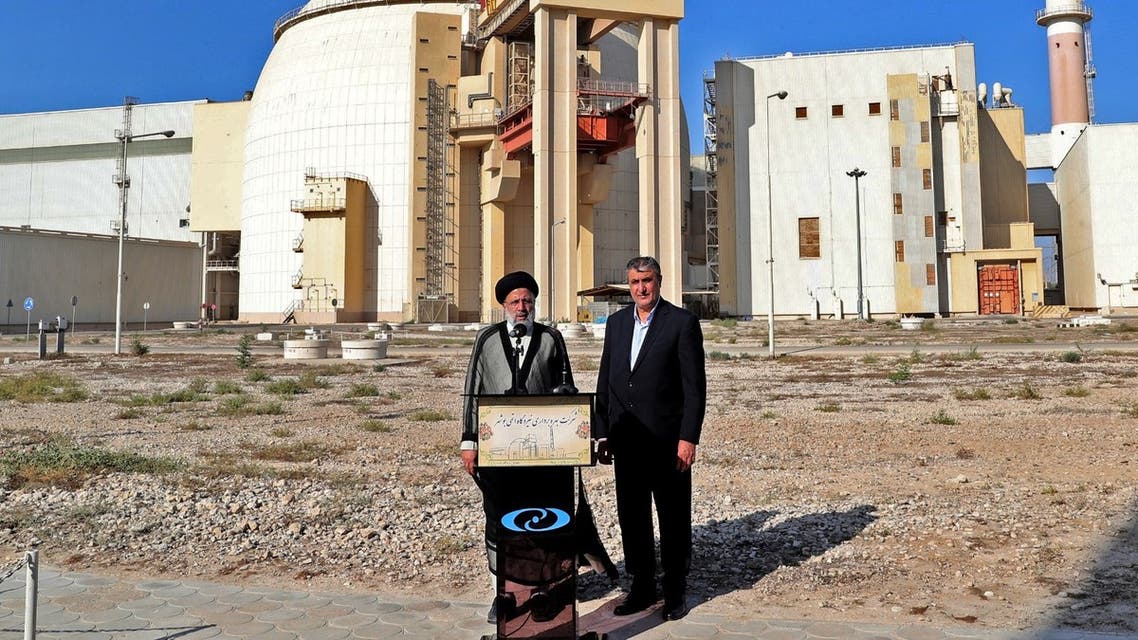 الرئيس الإيراني ابراهيم رئيسي أمام مفاعل بوشهر النووي (أرشيفية- فرانس برس)