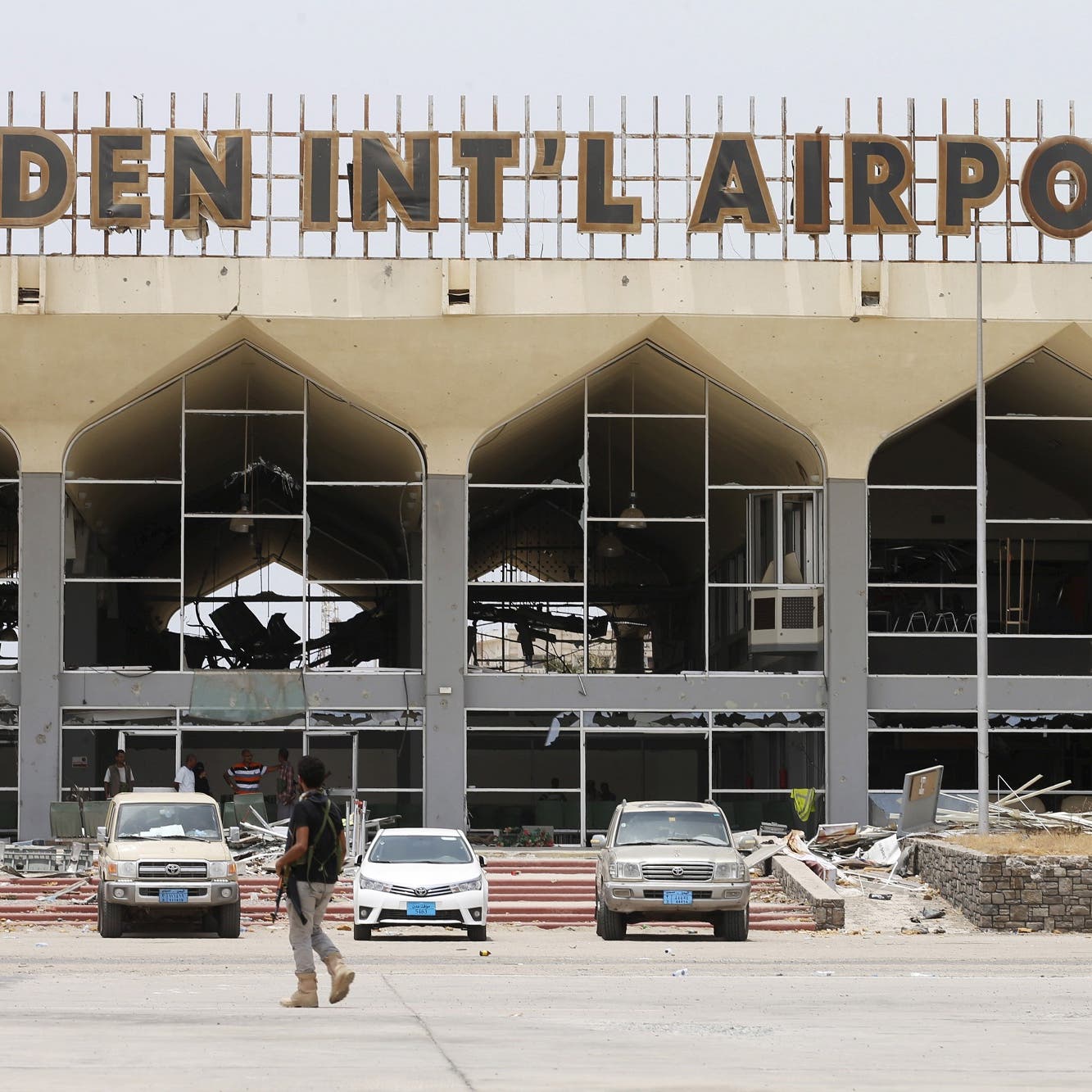اليمن.. تواصل الحركة الجوية بمطار عدن بعد تفجير إرهابي قتل وأصاب 30