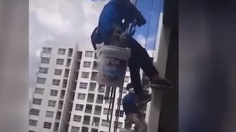 فيديو.. امرأة تقطع حبلاً تعلق به عاملا طلاء بارتفاع شاهق