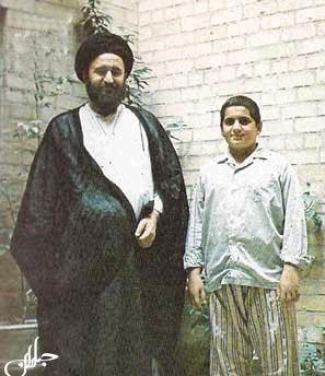 حسین خمینی با پدرش احمد خمینی در نجف