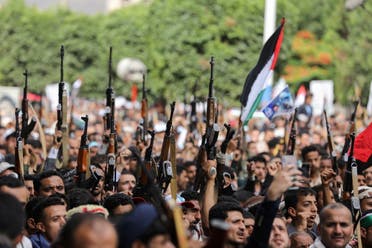 متظاهرون في صنعاء في مايو الماضي يرفعون أسلحتهم