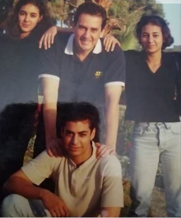 ياسمين صبري (يسار) مع والدها وأختها وأخيها