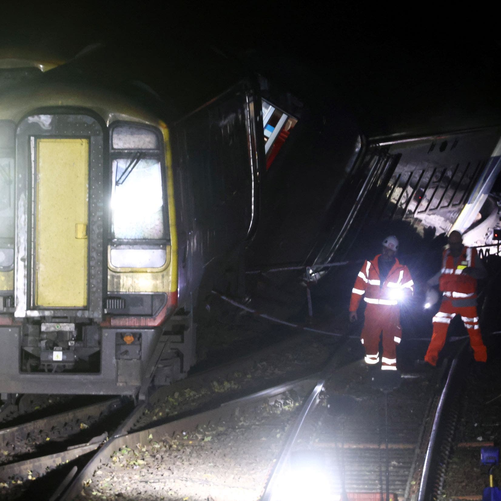 تصادم قطارين جنوب غربي إنجلترا.. وإصابة عدة أشخاص